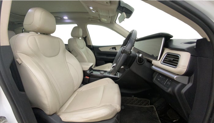 2021 Mahindra XUV700 AX 7 LUXURY D AT 7 STR, Diesel, Automatic, 1,00,162 km, Right Side Front Door Cabin