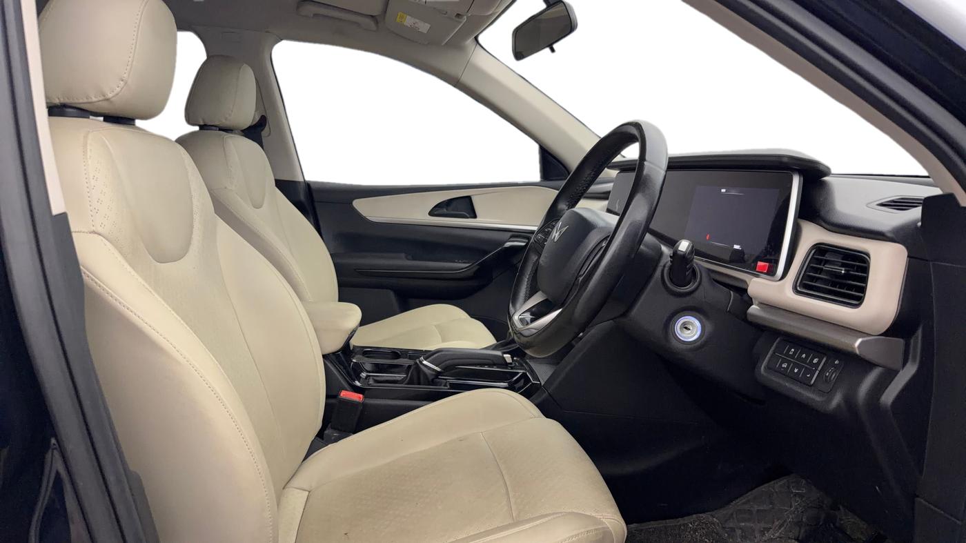 2022 Mahindra XUV700 AX 5 D AT 5 STR, Diesel, Automatic, 50,005 km, Right Side Front Door Cabin