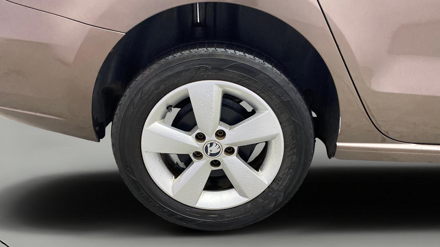2016 Skoda Rapid STYLE 1.5 TDI AT, Diesel, Automatic, 1,02,150 km, Right Rear Wheel