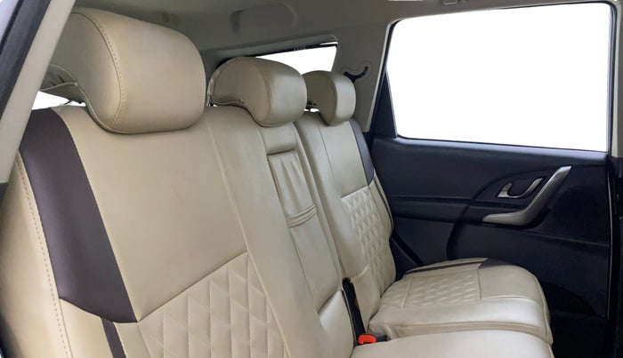 2021 Mahindra XUV500 W9, Diesel, Manual, 1,00,157 km, Right Side Rear Door Cabin