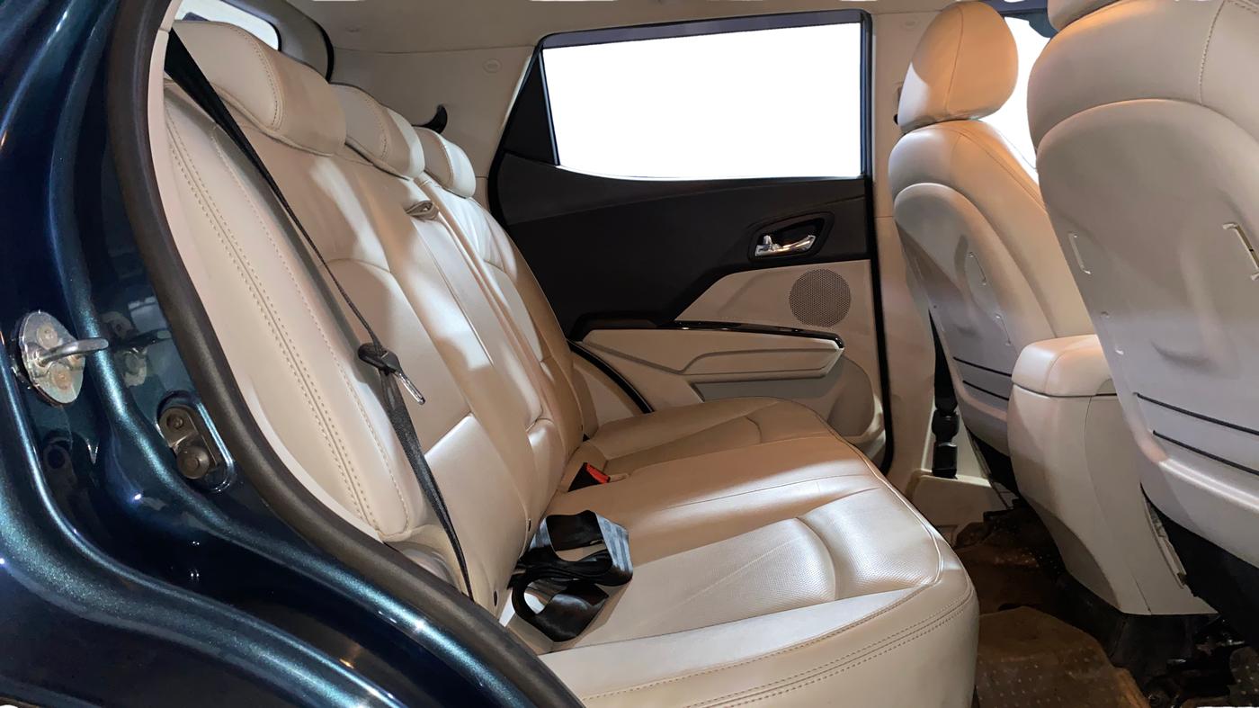 2021 Mahindra XUV300 W8 (O) 1.5 DIESEL AMT DUAL TONE, Diesel, Automatic, 43,432 km, Right Side Rear Door Cabin