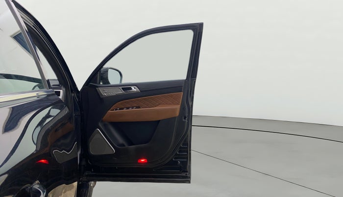 2022 Mahindra ALTURAS G4 4WD AT, Diesel, Automatic, 31,163 km, RHS Front Door