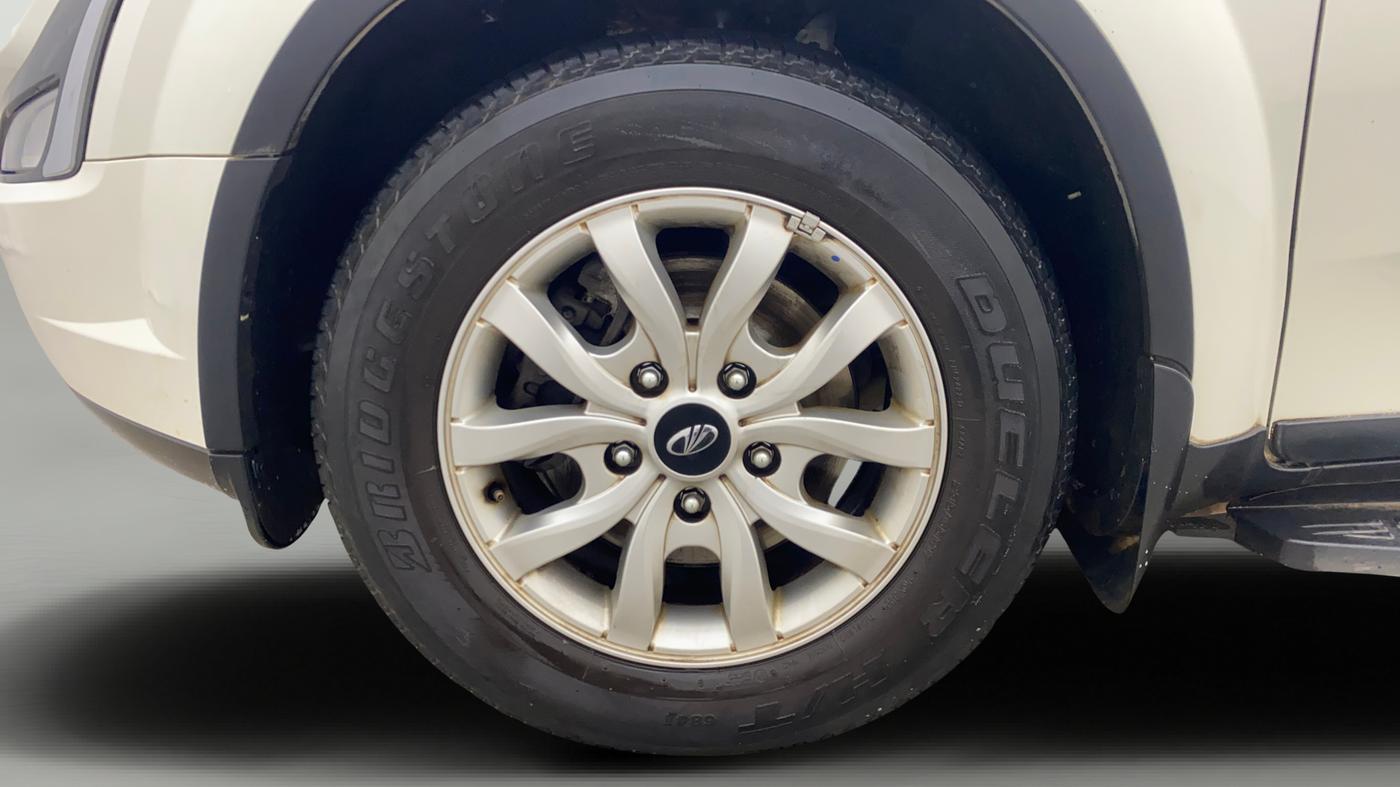 2020 Mahindra XUV500 W9, Diesel, Manual, 78,213 km, Left Front Wheel