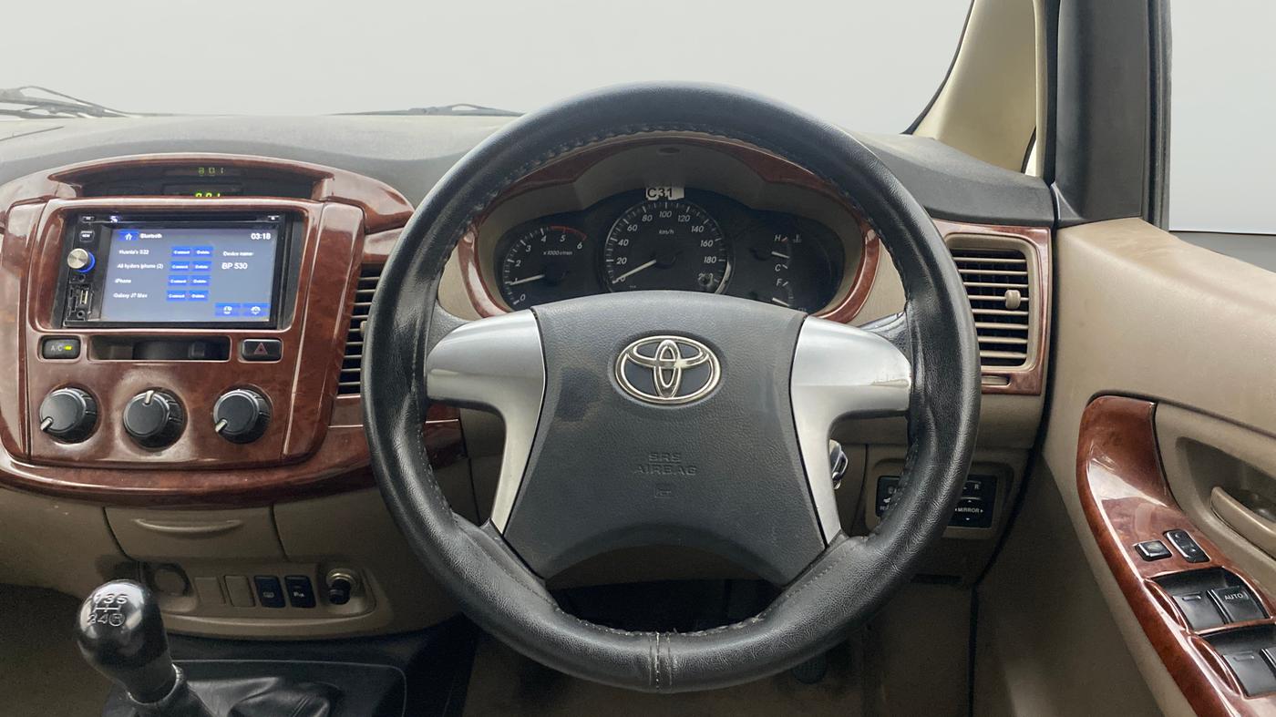 2015 Toyota Innova 2.5 GX 8 STR, Diesel, Manual, 98,235 km, Steering Wheel Close Up