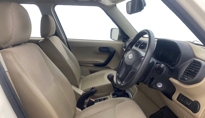 2017 Mahindra TUV300 T6 PLUS, Diesel, Manual, 30,609 km, Right Side Front Door Cabin