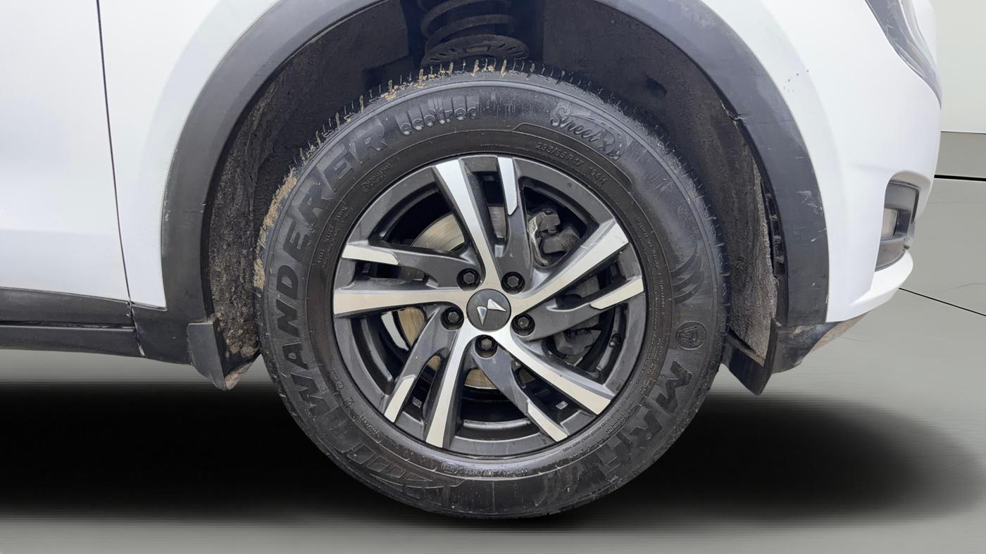 2022 Mahindra XUV700 AX 5 P MT 7 STR, Petrol, Manual, 55,215 km, Right Front Wheel