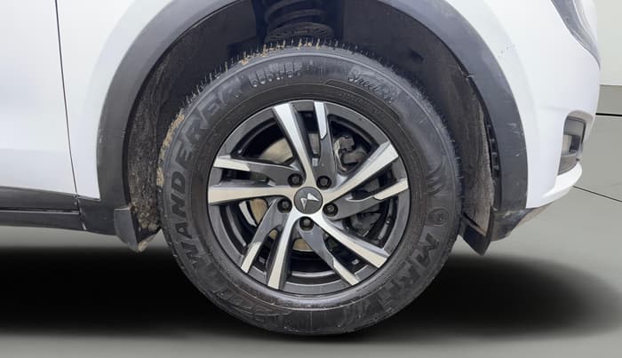 2022 Mahindra XUV700 AX 5 P MT 7 STR, Petrol, Manual, 55,215 km, Right Front Wheel