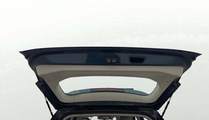 2024 Mahindra XUV300 W8 (O) 1.2 PETROL AMT, Petrol, Automatic, 17,792 km, Boot Door Open