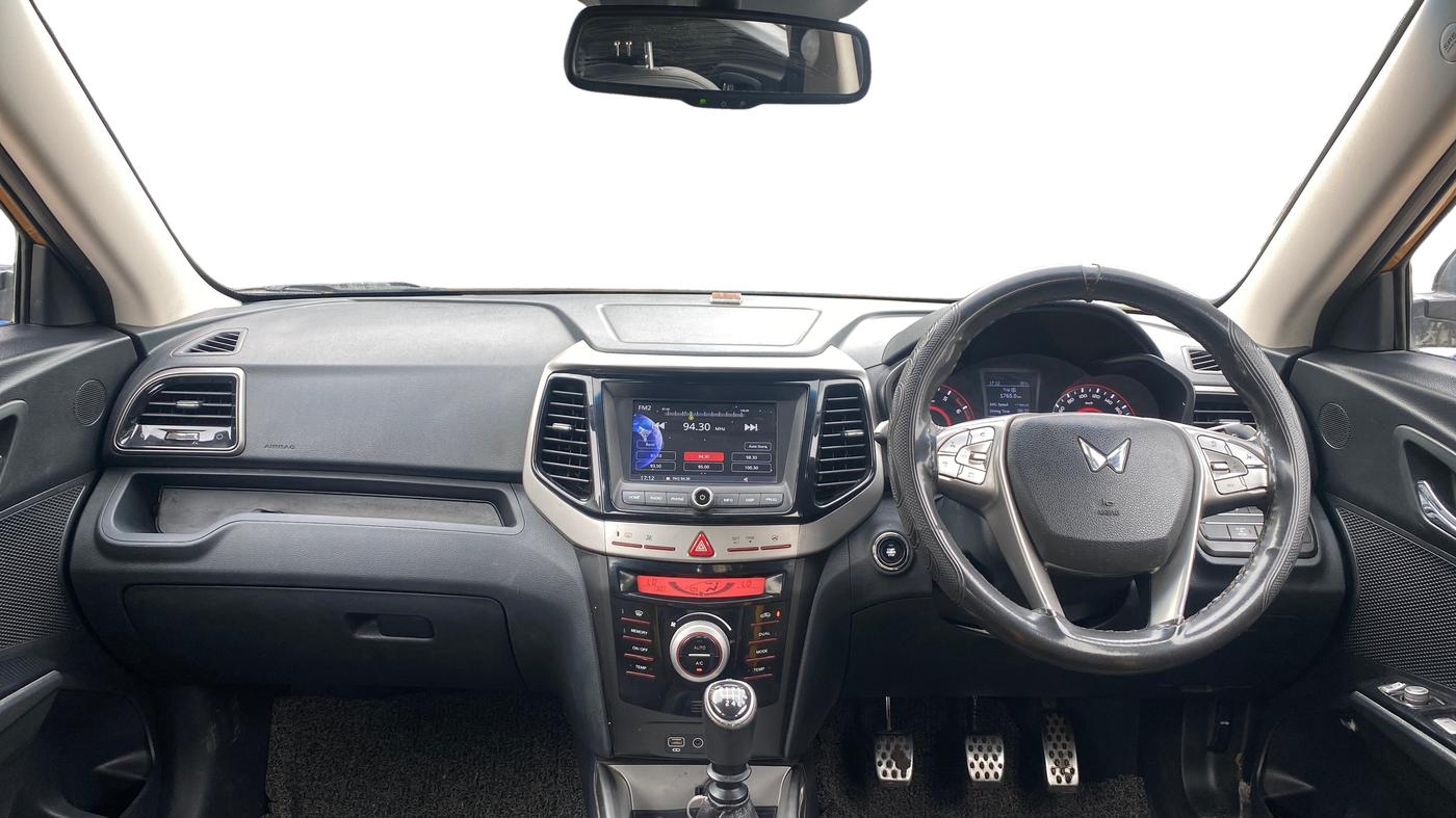 2022 Mahindra XUV300 W8(O) 1.2 PETROL DUAL TONE, Petrol, Manual, 66,105 km, Dashboard
