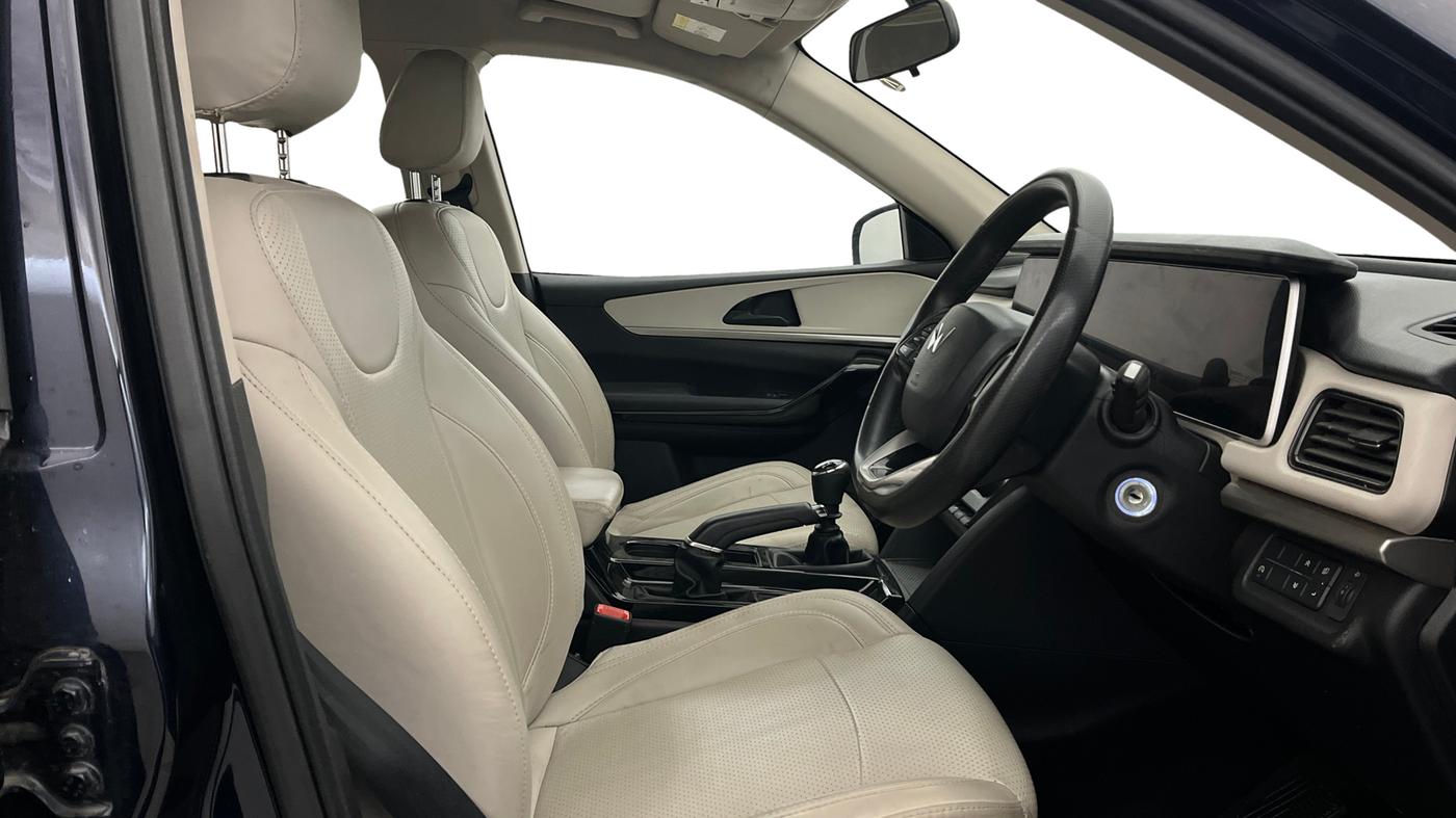 2022 Mahindra XUV700 AX 5 P MT 7 STR, Petrol, Manual, 39,638 km, Right Side Front Door Cabin