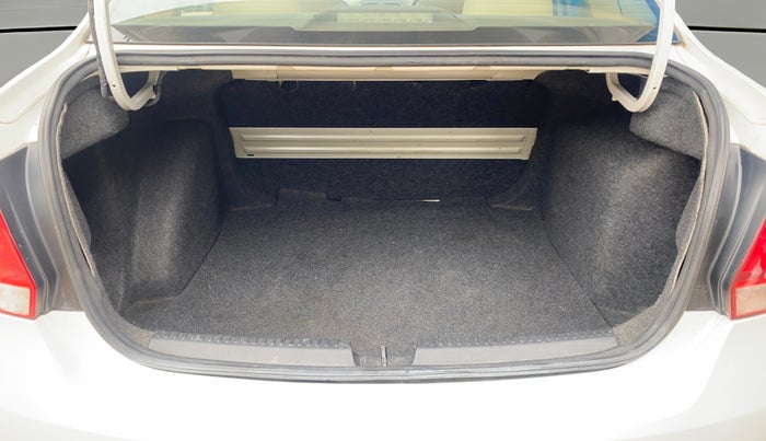 2014 Volkswagen Vento HIGHLINE 1.6 MPI, Petrol, Manual, 75,364 km, Boot Open Zoomed View