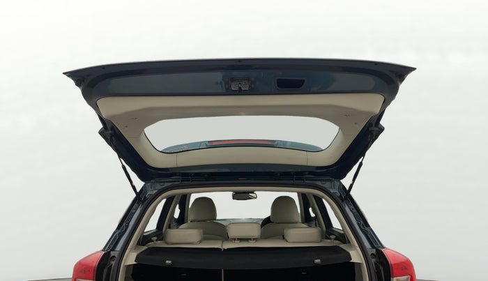 2024 Mahindra XUV300 W8 (O) 1.2 PETROL AMT, Petrol, Automatic, 16,340 km, Boot Door Open