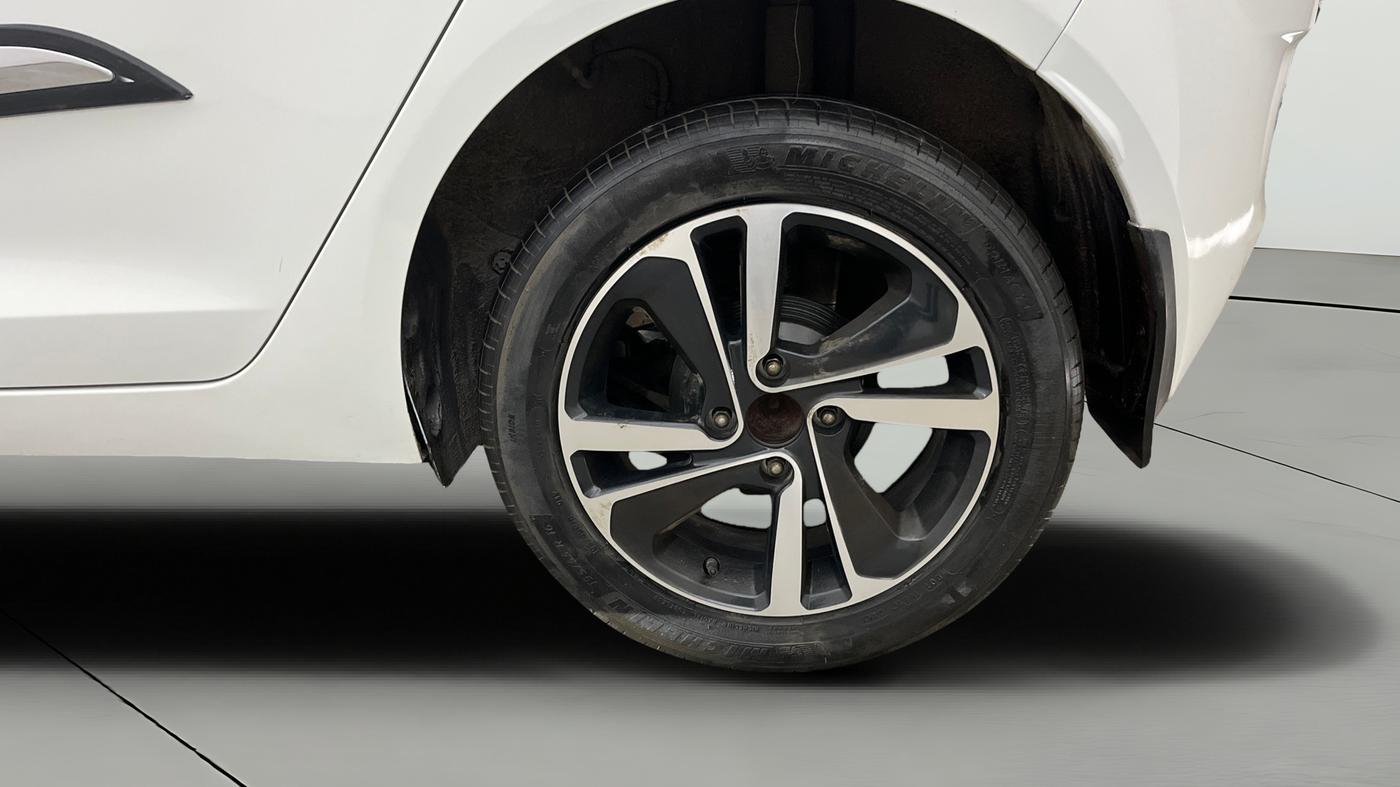 2020 Tata ALTROZ XZ PETROL, Petrol, Manual, 75,469 km, Left Rear Wheel