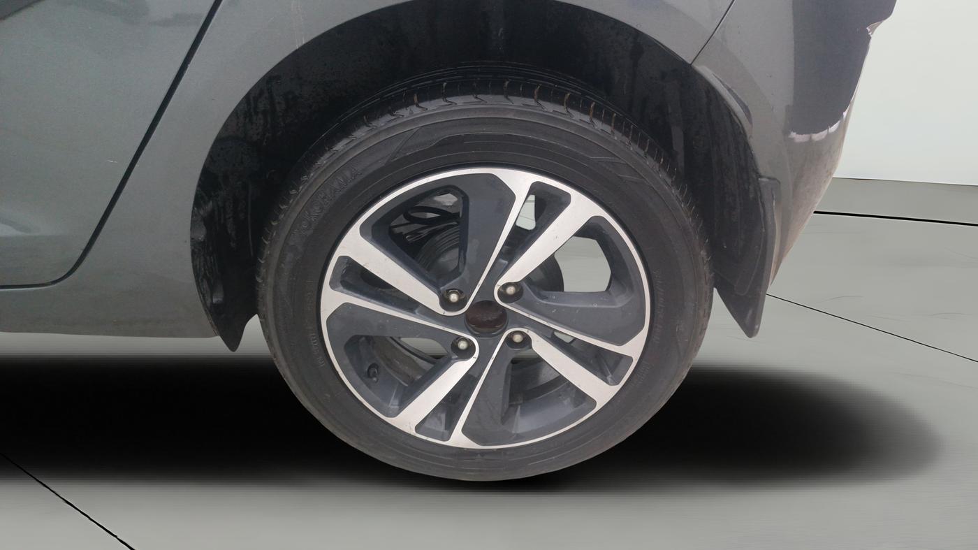 2023 Tata ALTROZ XZ PETROL, Petrol, Manual, 72,711 km, Left Rear Wheel
