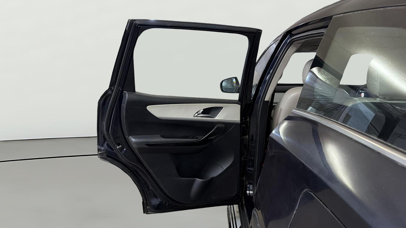 2023 Mahindra XUV700 AX 7 LUXURY P AT 7 STR, Petrol, Automatic, 38,035 km, LHS Rear Door