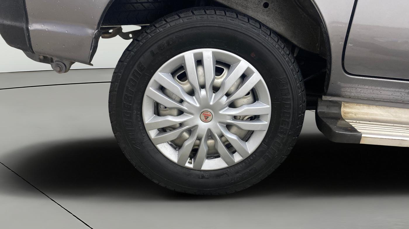 2016 Maruti Eeco 7 STR, Petrol, Manual, 33,663 km, Right Rear Wheel