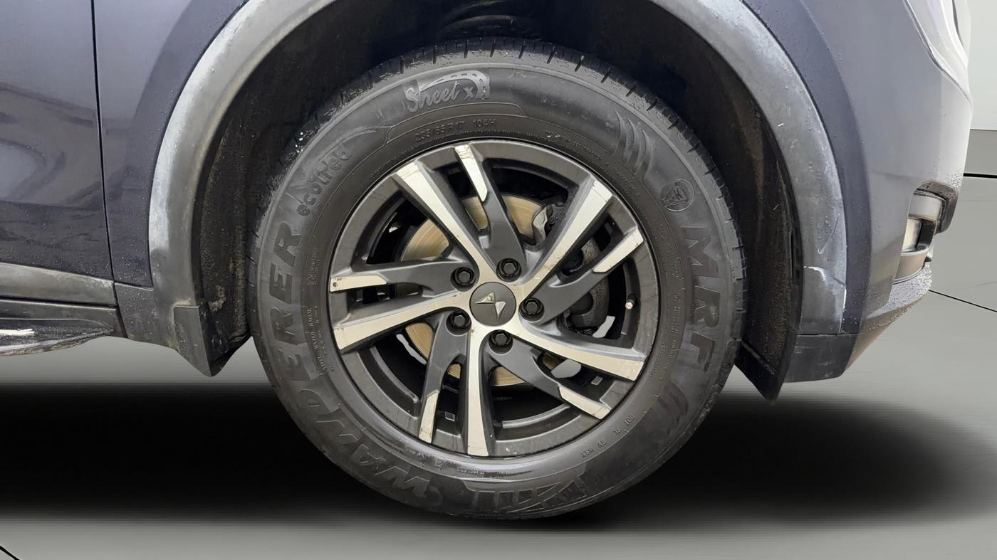 2022 Mahindra XUV700 AX 5 D AT 5 STR, Diesel, Automatic, 50,005 km, Right Front Wheel