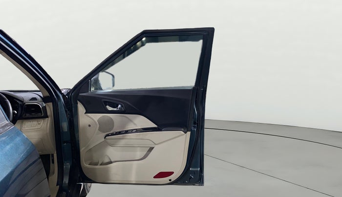 2022 Mahindra XUV300 W8 (O) 1.5 DIESEL, Diesel, Manual, 1,10,037 km, RHS Front Door