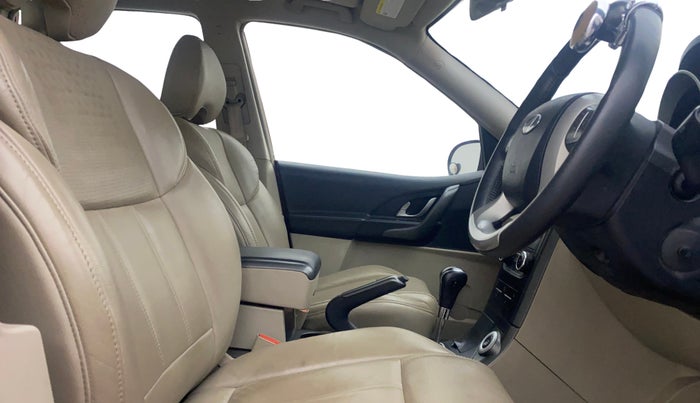 2016 Mahindra XUV500 W10 AT, Diesel, Automatic, 72,178 km, Right Side Front Door Cabin