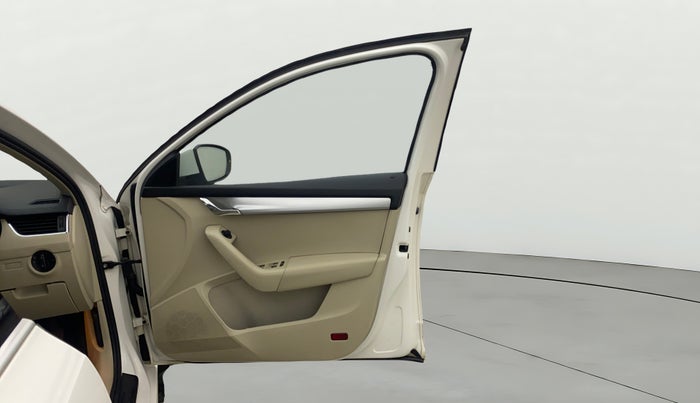 2019 Skoda Octavia STYLE 1.8 TSI AT, Petrol, Automatic, 1,12,805 km, RHS Front Door