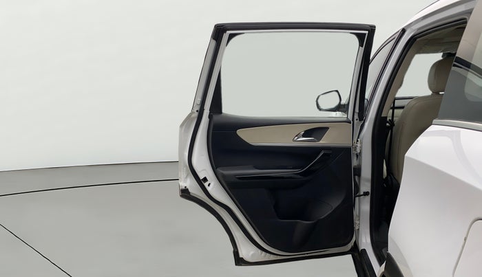 2022 Mahindra XUV700 AX 7 LUXURY D AT 7 STR, Diesel, Automatic, 43,313 km, LHS Rear Door