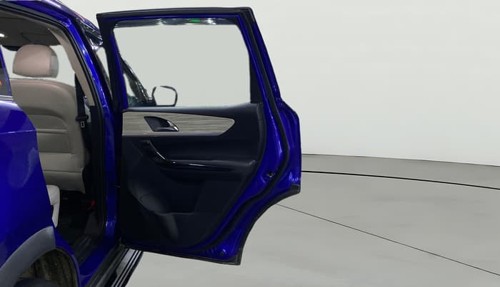2021 Mahindra XUV700 AX 7 LUXURY D AT 7 STR, Diesel, Automatic, 54,384 km, RHS Rear Door