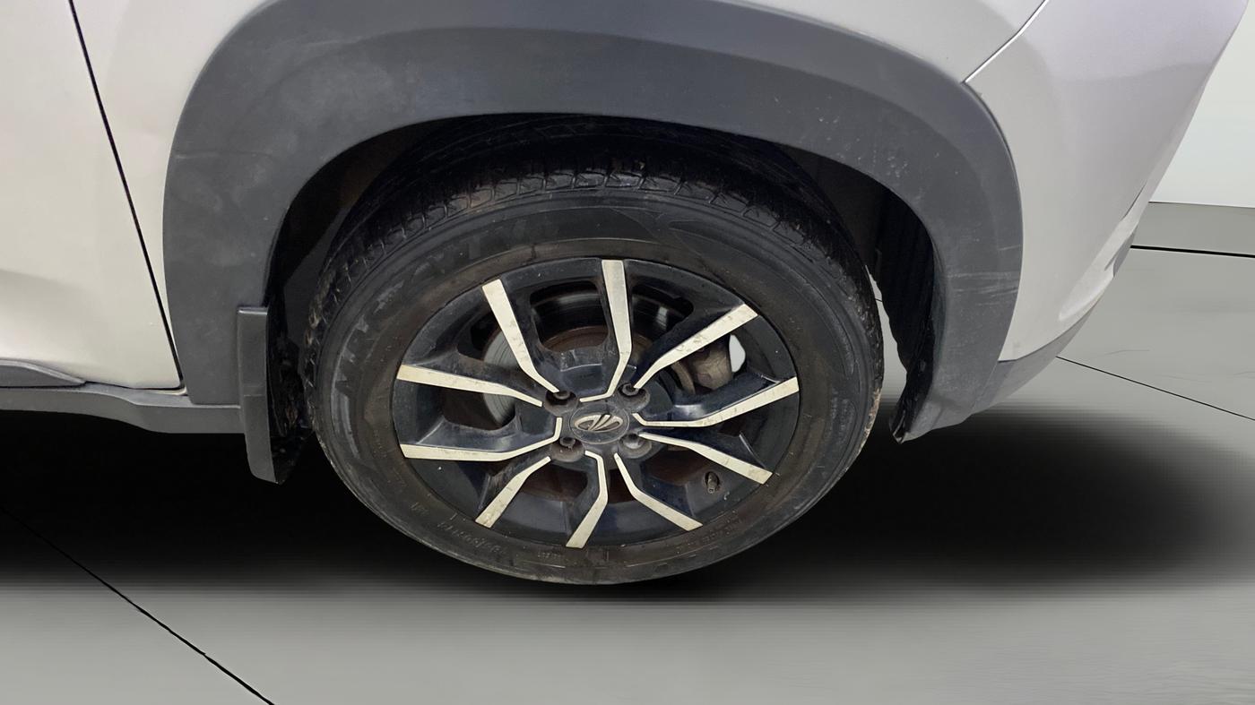2018 Mahindra KUV 100 NXT K8 P 6 STR DUAL TONE, Petrol, Manual, 23,253 km, Right Front Wheel
