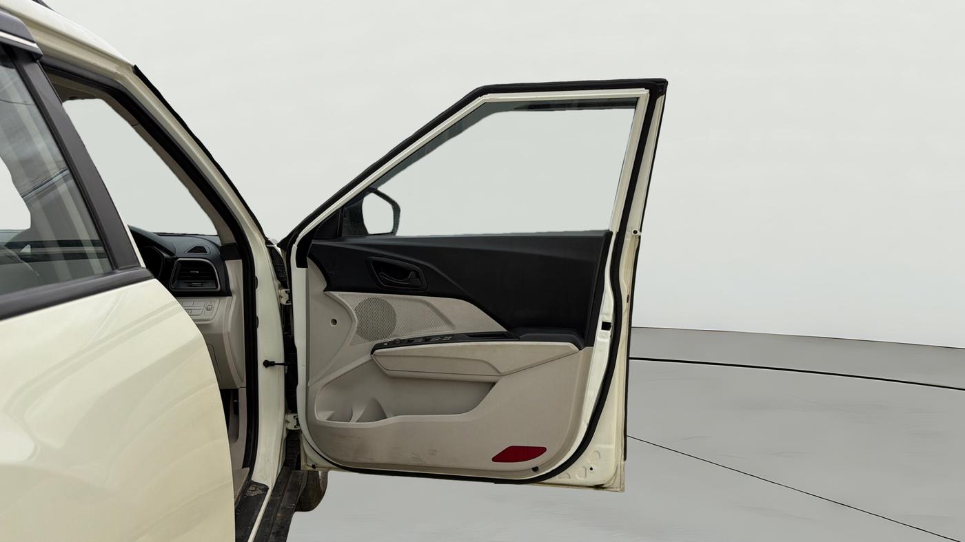 2019 Mahindra XUV300 W6 1.2 PETROL, Petrol, Manual, 78,347 km, RHS Front Door