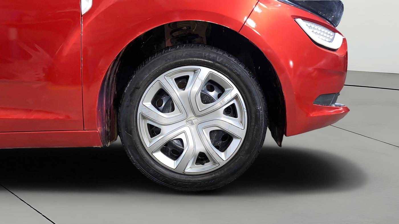 2022 Tata ALTROZ XM PLUS PETROL, Petrol, Manual, 26,300 km, Right Front Wheel