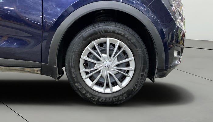 2022 Mahindra XUV700 AX 3 P MT 5 STR, Petrol, Manual, 74,579 km, Right Front Wheel