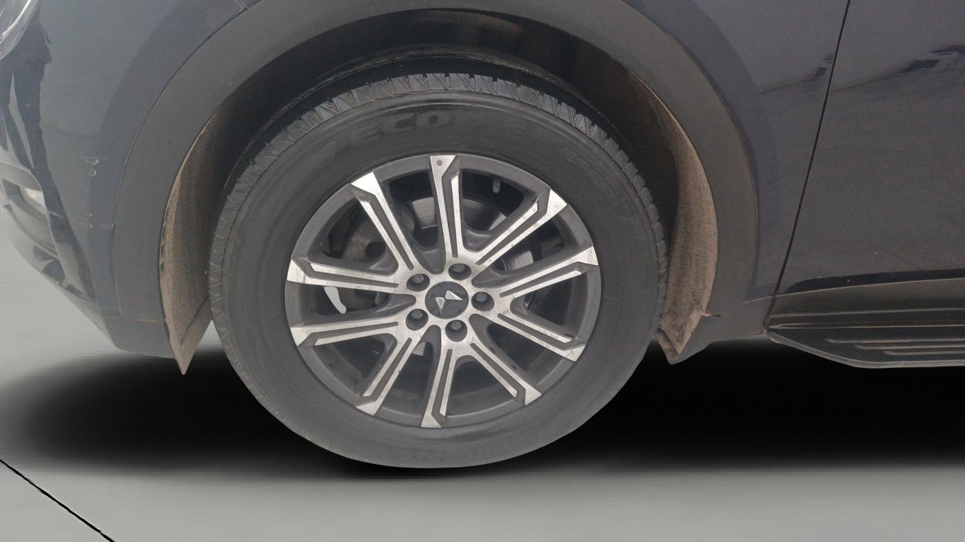 2024 Mahindra XUV700 AX 7 LUXURY P AT 7 STR, Petrol, Automatic, 32,393 km, Left Front Wheel