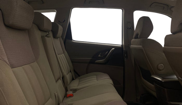 2013 Mahindra XUV500 W6, Diesel, Manual, 1,41,925 km, Right Side Rear Door Cabin