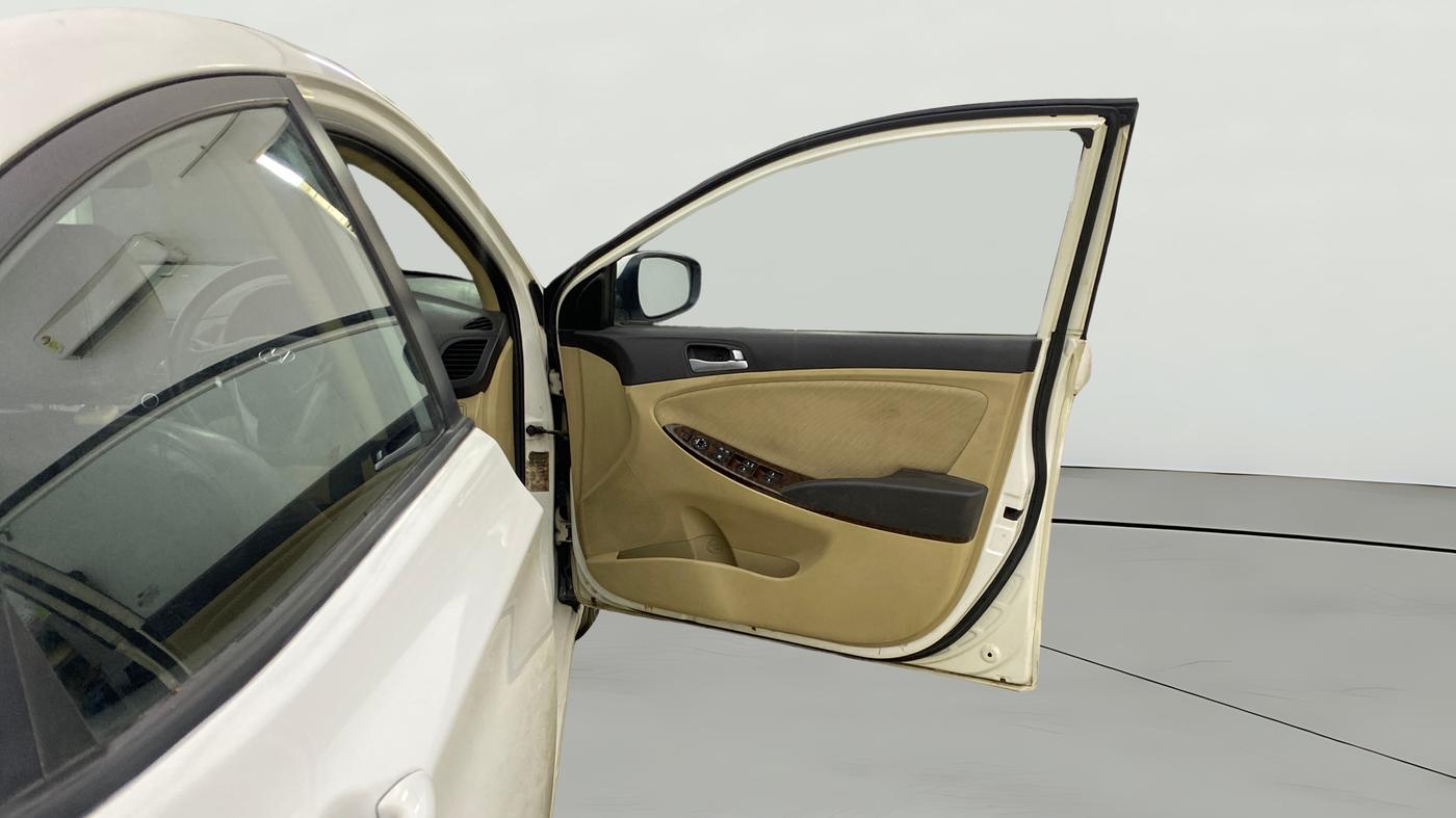 2015 Hyundai Verna FLUIDIC 4S 1.6 VTVT S(O), CNG, Manual, 46,565 km, RHS Front Door
