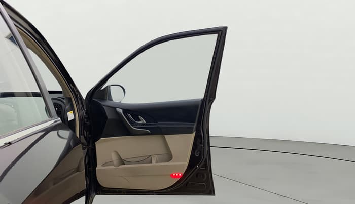 2017 Mahindra XUV500 W10, Diesel, Manual, 72,010 km, RHS Front Door