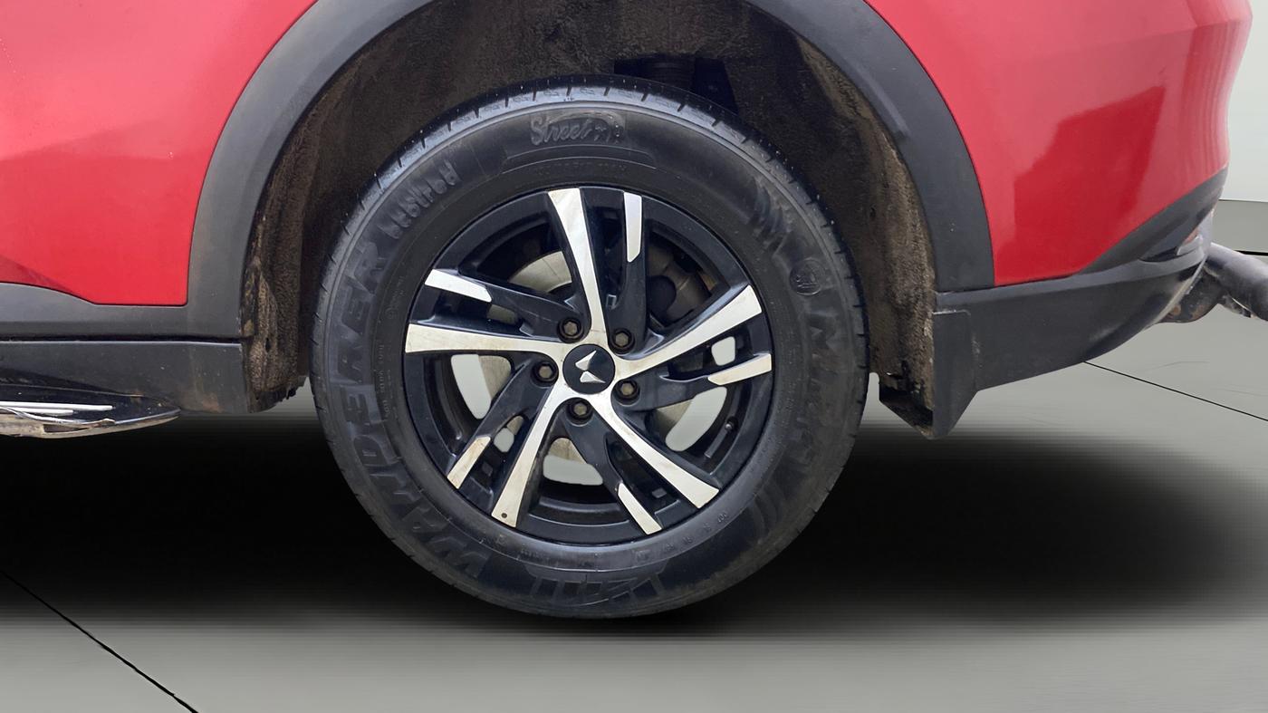 2022 Mahindra XUV700 AX 3 P MT 5 STR, Petrol, Manual, 82,103 km, Left Rear Wheel