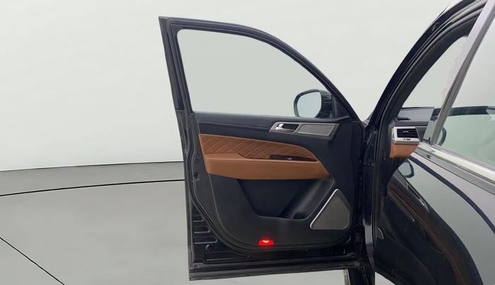 2022 Mahindra ALTURAS G4 4WD AT, Diesel, Automatic, 31,163 km, LHS Front Door