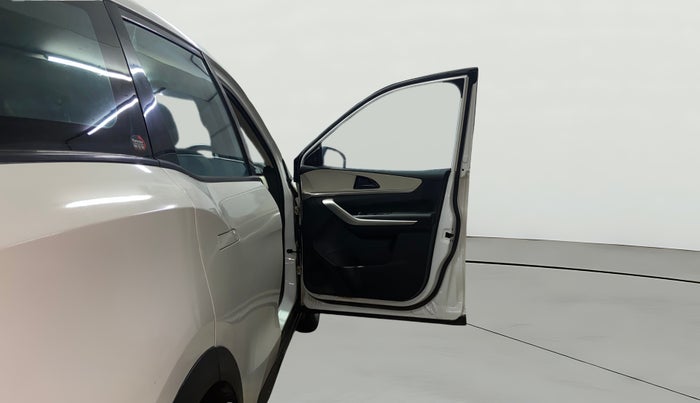 2023 Mahindra XUV700 MX P MT 5 STR, Petrol, Manual, 55,482 km, RHS Front Door