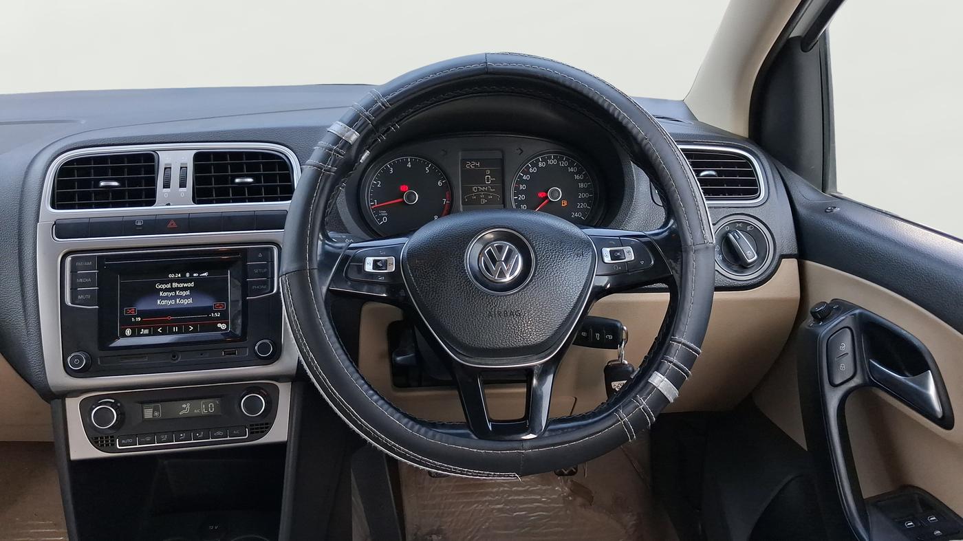 2016 Volkswagen Polo HIGHLINE1.2L, Petrol, Manual, 1,07,443 km, Steering Wheel Close Up