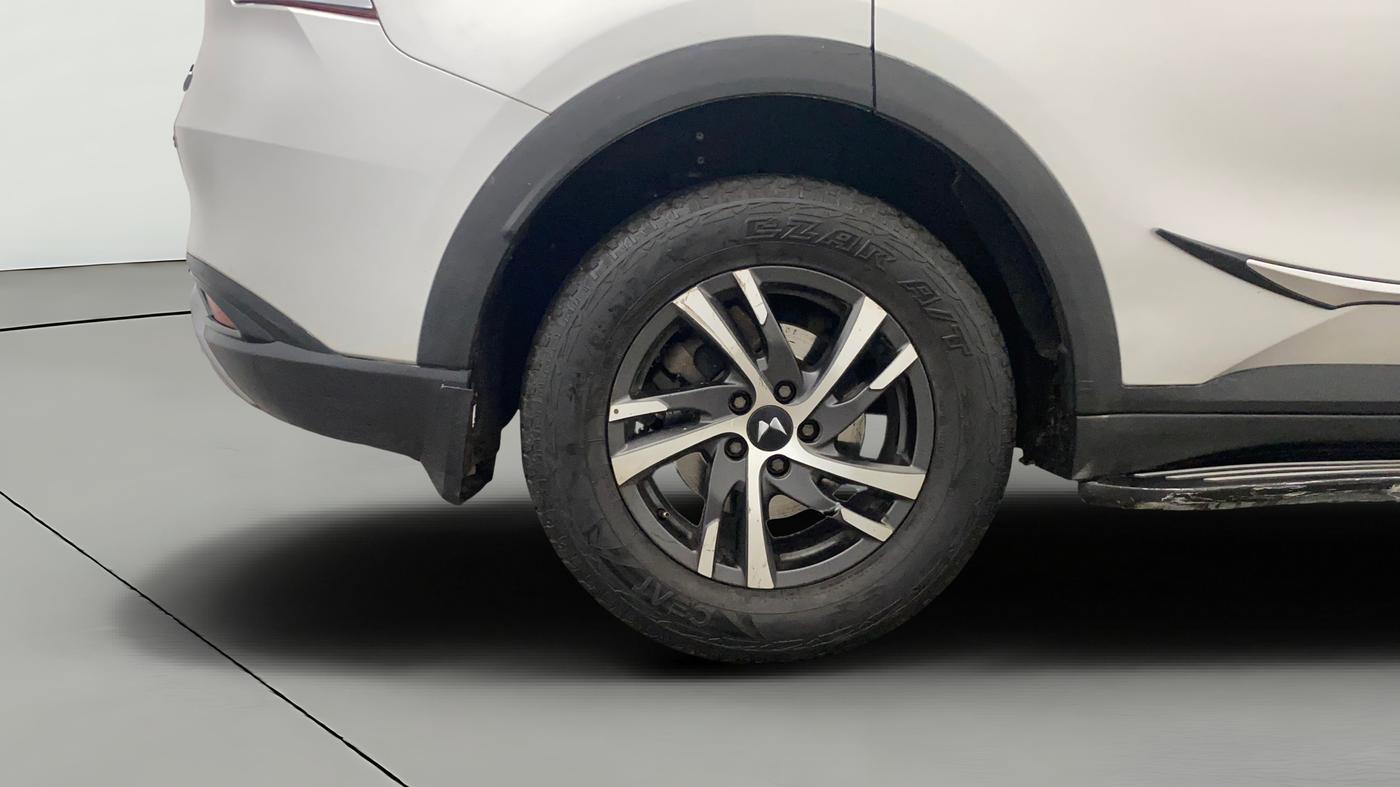2022 Mahindra XUV700 AX 3 D MT 7 STR, Diesel, Manual, 1,31,555 km, Right Rear Wheel