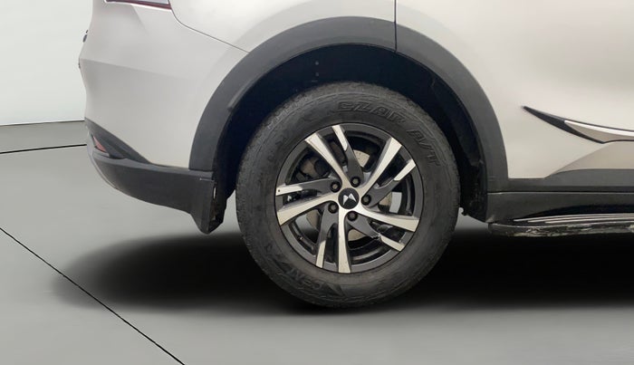 2022 Mahindra XUV700 AX 3 D MT 7 STR, Diesel, Manual, 1,31,555 km, Right Rear Wheel