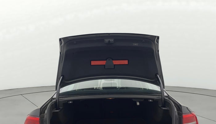 2018 Volkswagen Passat HIGHLINE DSG, Diesel, Automatic, 1,08,680 km, Boot Door Open