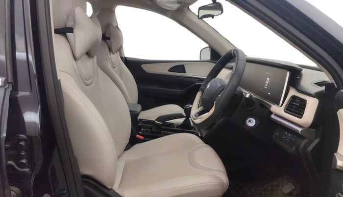 2023 Mahindra XUV700 AX 5 P MT 7 STR, Petrol, Manual, 13,935 km, Right Side Front Door Cabin