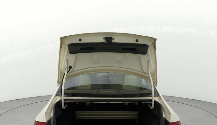 2014 Skoda Rapid AMBITION 1.6 MPI MT, Petrol, Manual, 39,036 km, Boot Door Open