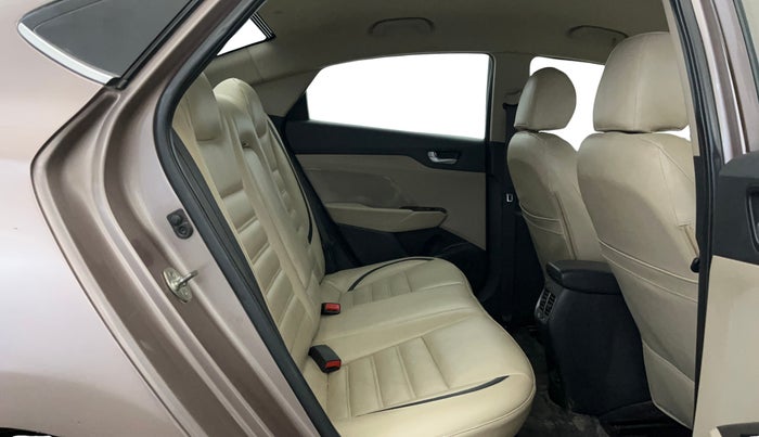 2017 Hyundai Verna 1.6 VTVT SX, Petrol, Manual, 73,291 km, Right Side Rear Door Cabin