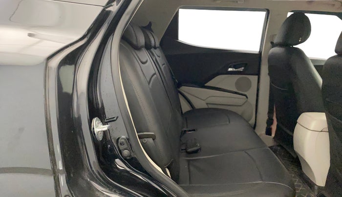 2023 Mahindra XUV300 W8 (O) 1.2 PETROL, Petrol, Manual, 27,880 km, Right Side Rear Door Cabin