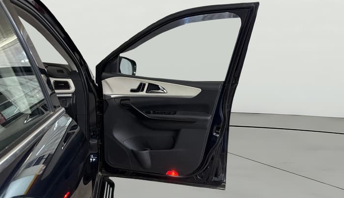 2025 Mahindra XUV700 AX 7 P MT 7 STR, Petrol, Manual, 6,361 km, RHS Front Door