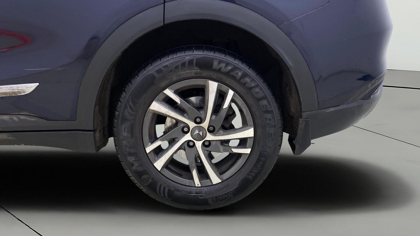 2023 Mahindra XUV700 AX 5 P AT 5 STR, Petrol, Automatic, 12,399 km, Left Rear Wheel