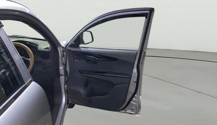 2017 Mahindra KUV 100 NXT K2 P 6 STR, Petrol, Manual, 38,530 km, RHS Front Door