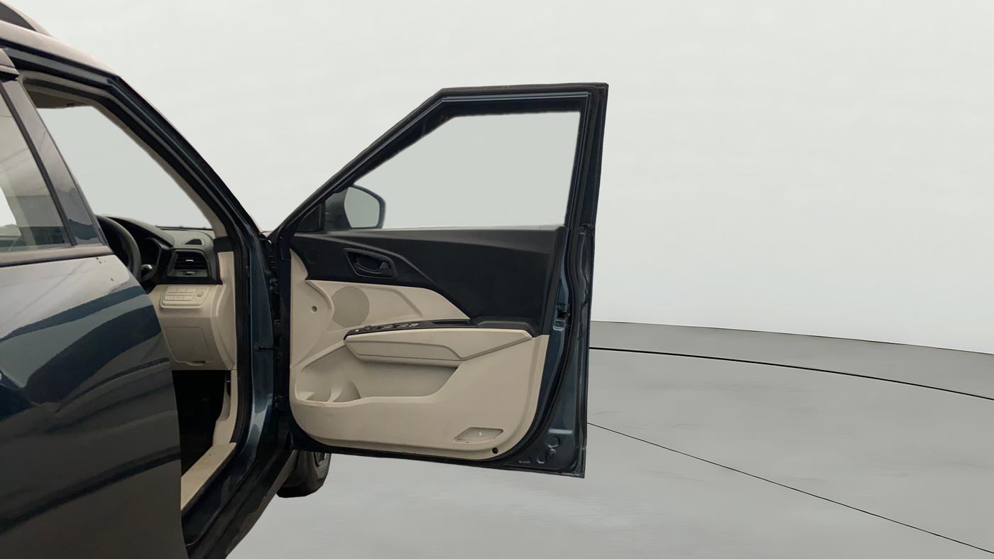 2022 Mahindra XUV300 W4 1.2 PETROL, Petrol, Manual, 91,761 km, RHS Front Door