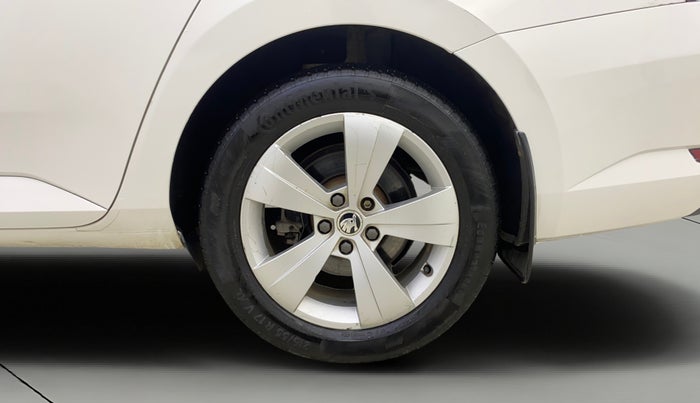 2016 Skoda Superb STYLE 1.8 TSI MT, Petrol, Manual, 48,474 km, Left Rear Wheel